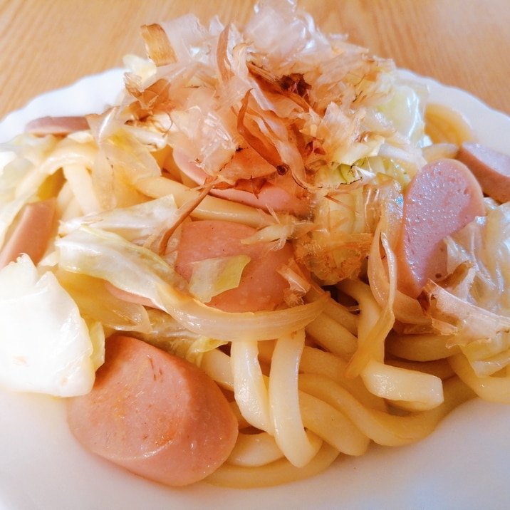 魚肉ソーセージとキャベツと玉ねぎの焼きうどん